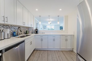 Frigorífico, microondas, horno y placa de cocina