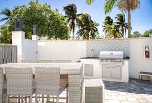 Outdoor dining - Coastal Retreat: Directly Across from Beach w/ Heated Pool & 2 King Suites (Boca Raton)