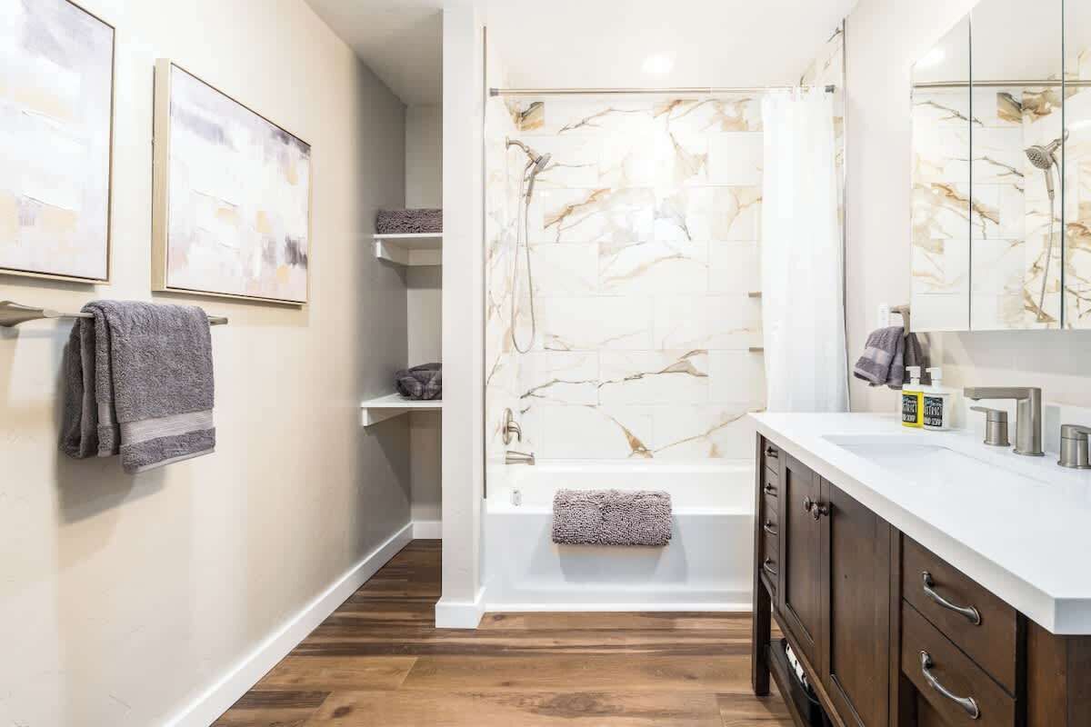 Doccia, asciugacapelli, asciugamani, shampoo