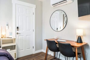 1 bedroom, desk, iron/ironing board, WiFi - #StayinMyDistrict King Studio Walk to DT Nampa (Nampa)