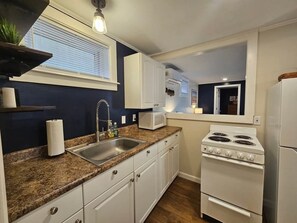 Private kitchen - Sunset Beach Cottage 1-bedroom apartment with AC in Old Orchard Beach (Old Orchard Beach)