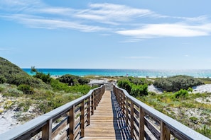 On the beach - 3 Bedroom • Sleeps 8 • Gulf-Front • Includes 1 Complimentary Beach Chair Set & 2 (Santa Rosa Beach)