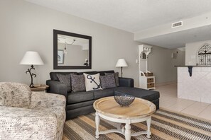 Living area - Beach Front, Incredible Views, 3 Pools, Hot Tubs, Seasonal Tiki Bar and Cafe (Destin)