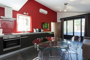 Fridge, microwave, oven, stovetop - Holiday Home 'Gîte Avec Piscine Pour 2 Personnes' with Private Pool, Wi-Fi and Air Conditioning (Roussillon)