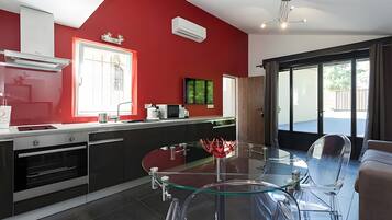 Kjøleskap, mikrobølgeovn, ovn og kokeplater