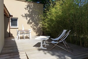 Outdoor dining - Holiday Home 'Gîte Avec Piscine Pour 2 Personnes' with Private Pool, Wi-Fi and Air Conditioning (Roussillon)