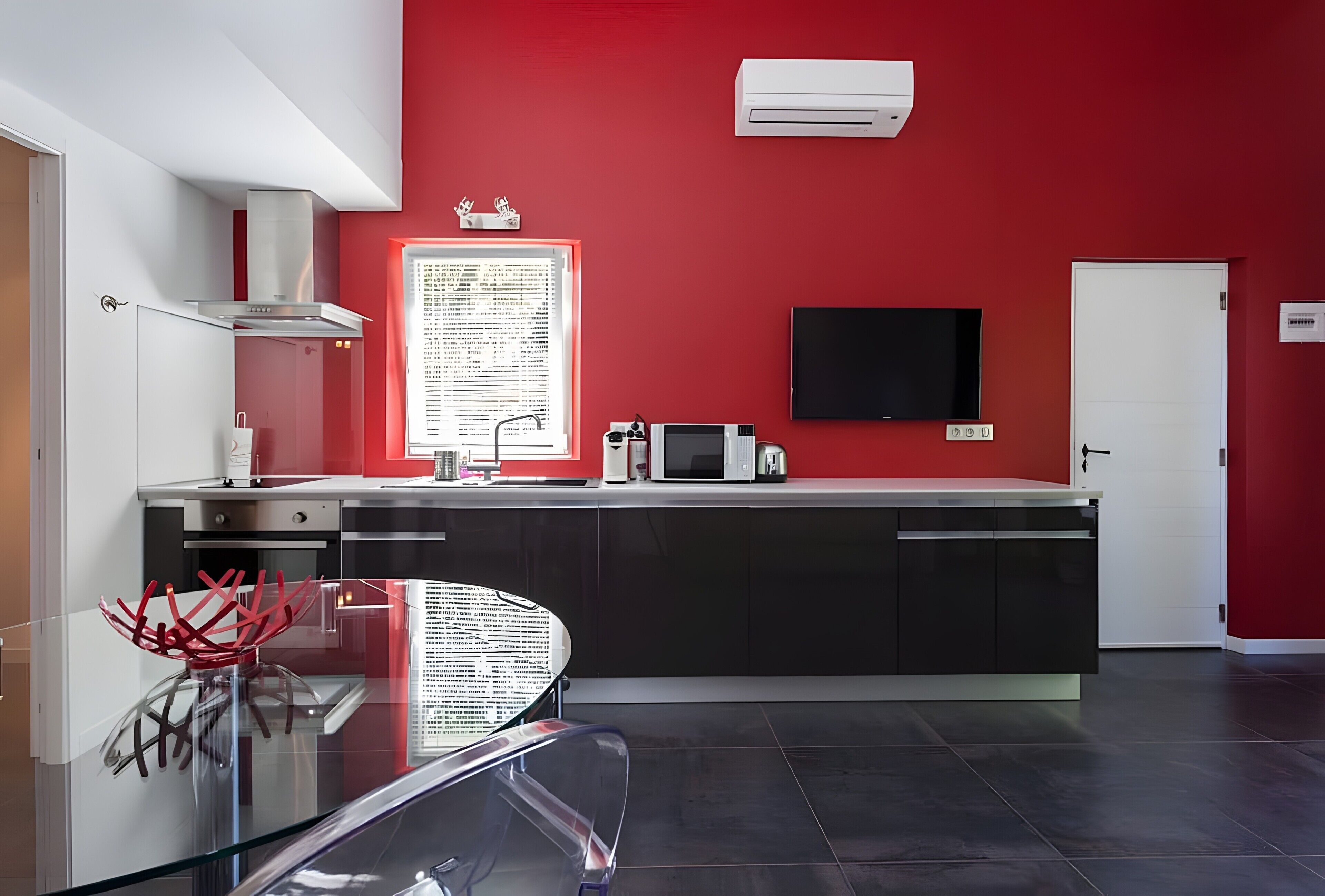 Kühlschrank, Mikrowelle, Ofen, Herdplatte