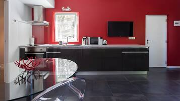 KĂŒhlschrank, Mikrowelle, Ofen, Herdplatte