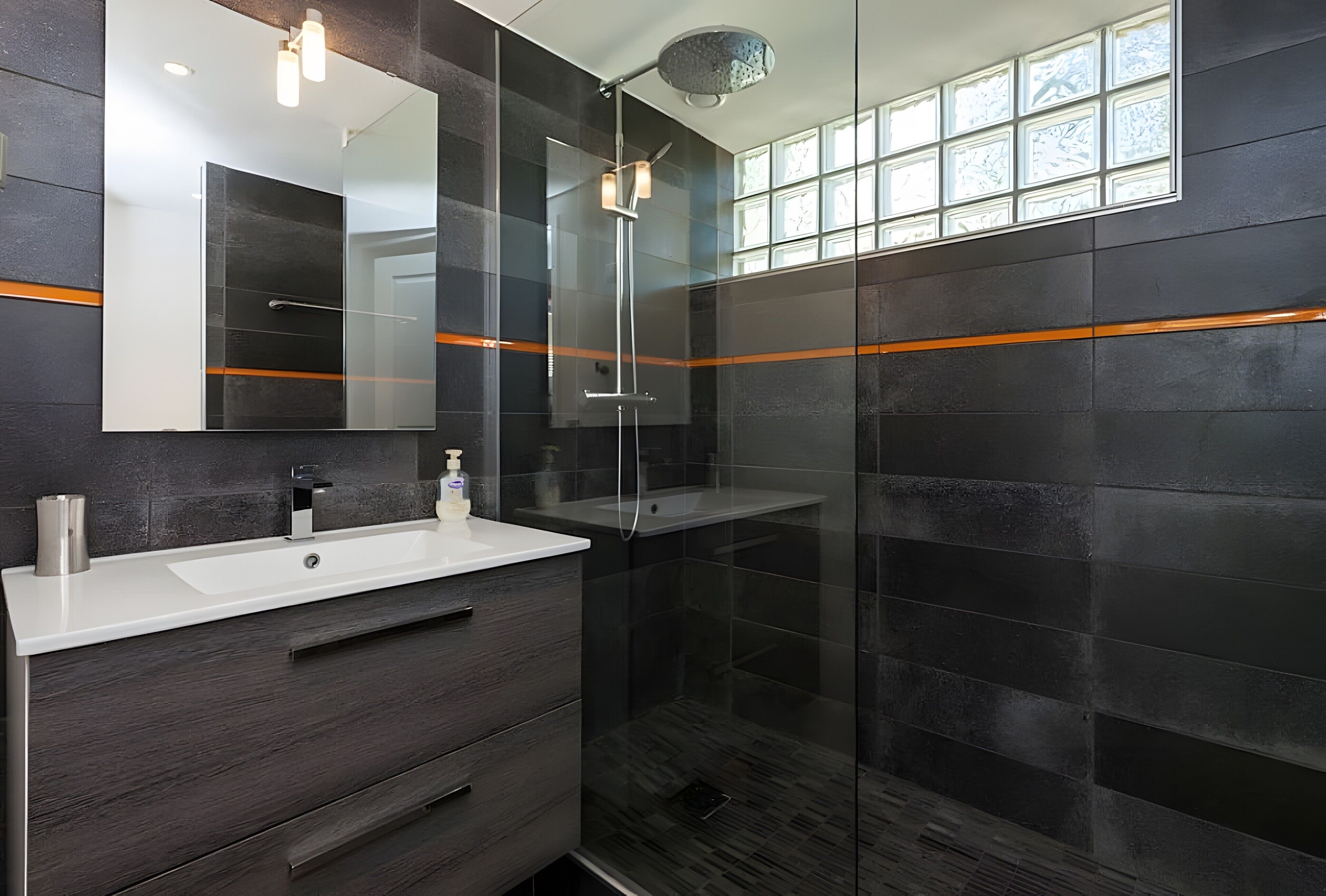 Dusche, Haartrockner, Handtücher