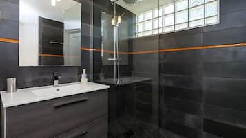 Dusche, Haartrockner, Handtücher