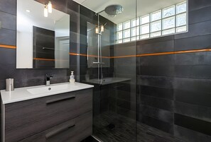 Dusche, Haartrockner, Handtücher