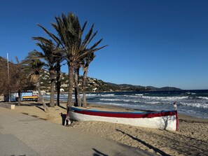 Plage à proximité, chaise longue