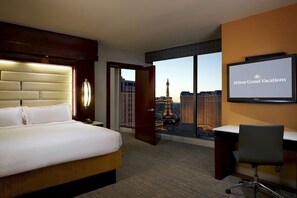 Iron/ironing board, Internet, bed sheets - 2-bedroom tower in Las Vegas' dynamic Strip with fitness room and pool (Las Vegas)