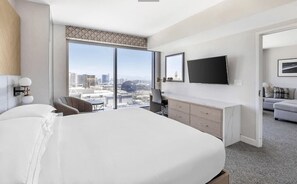 Iron/ironing board, Internet, bed sheets - 2-bedroom tower in Las Vegas' dynamic Strip with fitness room and pool (Las Vegas)
