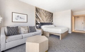 Iron/ironing board, Internet, bed sheets - 2-bedroom tower in Las Vegas' dynamic Strip with fitness room and pool (Las Vegas)