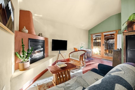 TV, fireplace. Estrella De Oro Residences- Walk to Downtown!