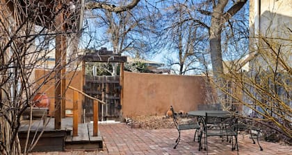 Estrella De Oro Residences: Old House- Walk 2 town