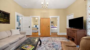 2 bedrooms, desk, iron/ironing board, WiFi