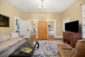 2 habitaciones, escritorio, tabla de planchar con plancha y wifi