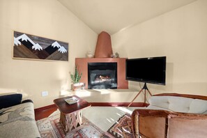 Televisión y chimenea 
