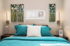 Een bureau, een strijkplank/strijkijzer, reisbedje, wifi