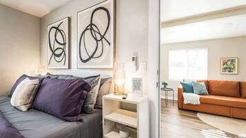 Een bureau, een strijkplank/strijkijzer, reisbedje, wifi