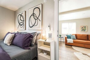 Schreibtisch, Bügeleisen/Bügelbrett, Reisekinderbett, WLAN