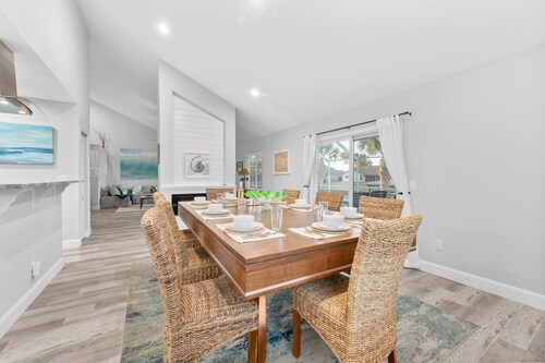 Canal-front Heated Pool Home with Pool Table & Kayaks