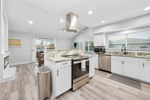 Microwave, oven, stovetop, dishwasher - Canal-front Heated Pool Home with Pool Table & Kayaks (Palm Coast)