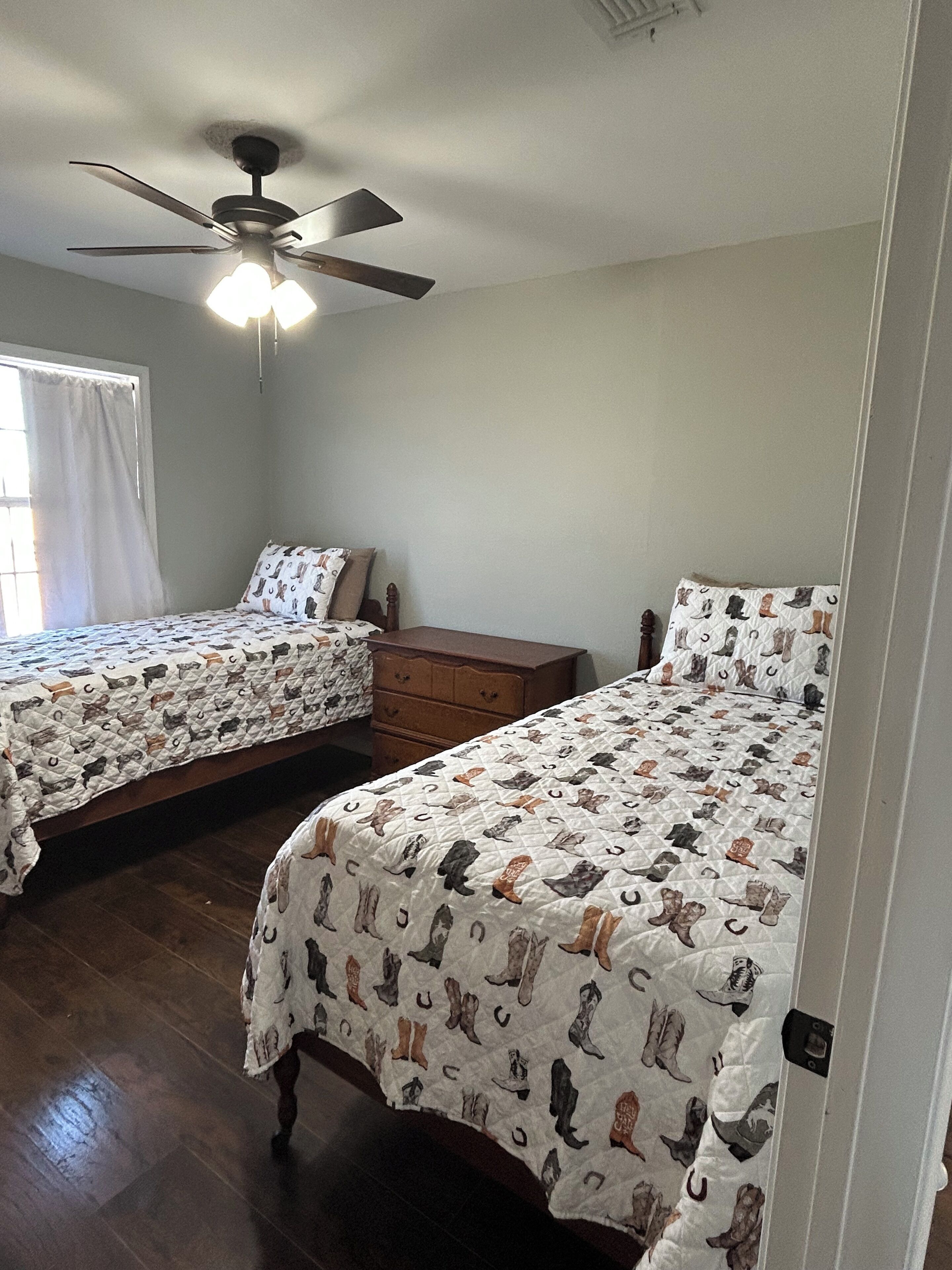 3 bedrooms, travel crib, free WiFi, bed sheets