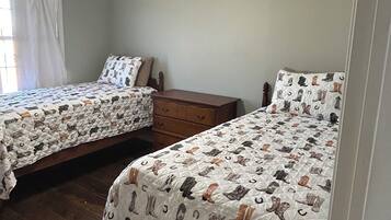 3 bedrooms, travel crib, free WiFi, bed sheets
