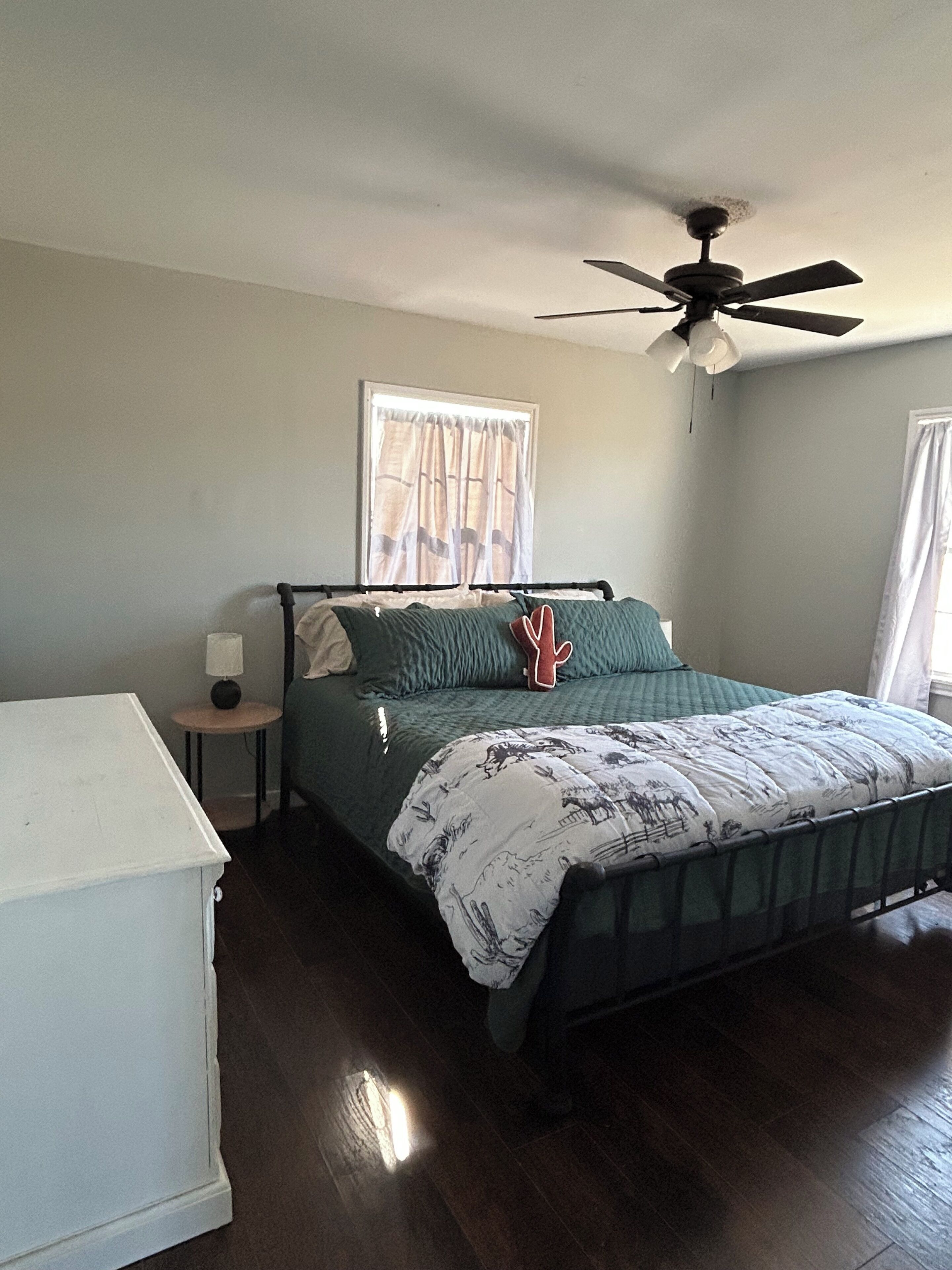 3 bedrooms, travel crib, free WiFi, bed sheets