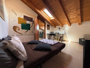 2 bedrooms, WiFi, bed sheets - Apartment in renovated rustic courtyard (Colognola Ai Colli)