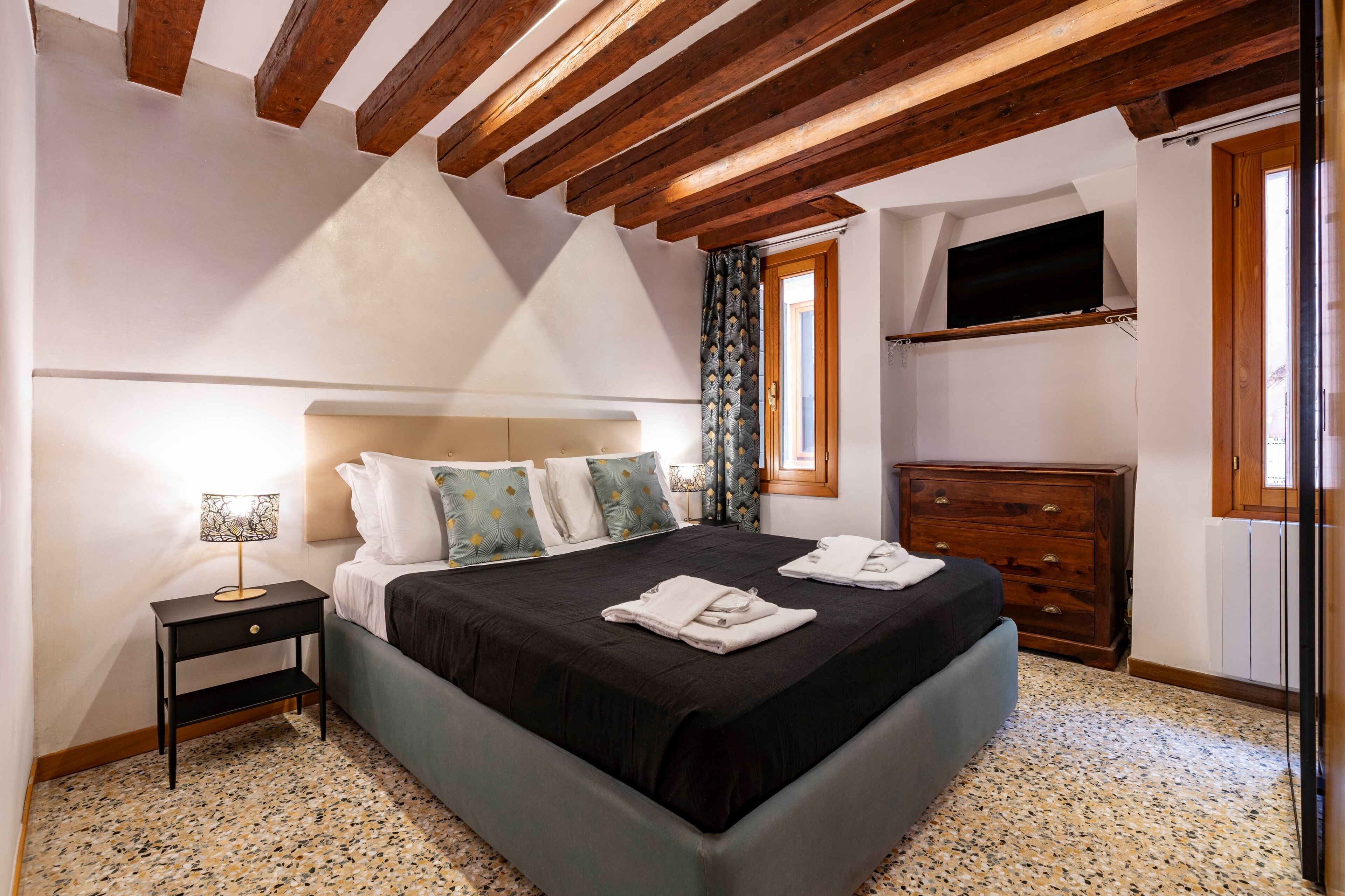 Iron/ironing board, internet, bed sheets