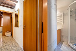 Hair dryer, towels, soap, toilet paper - House Karin - into the heart of Venice, 100 meters to San Marco Square (Venezia)