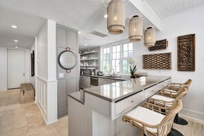 Kylskåp, mikrovågsugn, ugn och diskmaskin