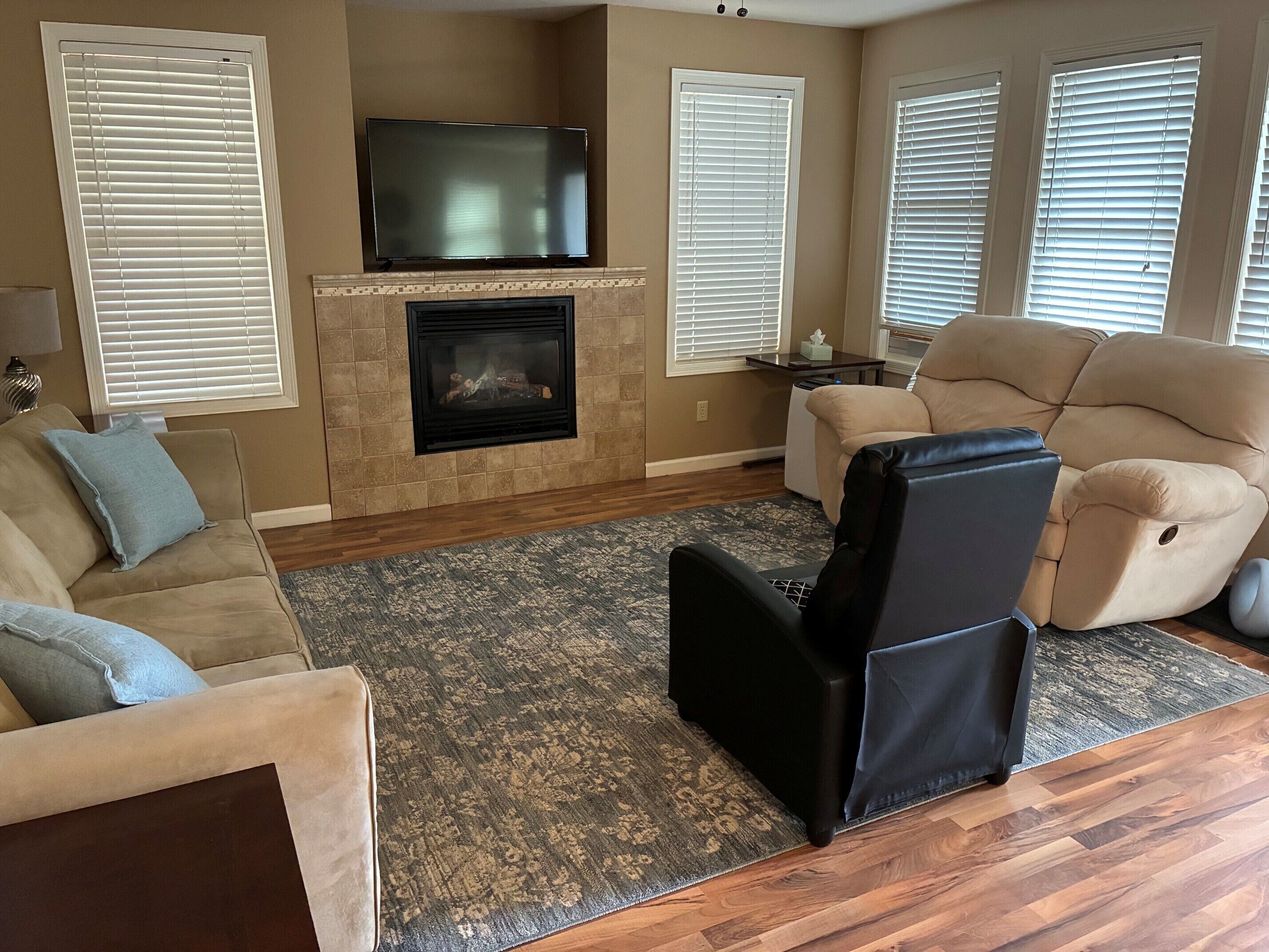 Smart TV, fireplace