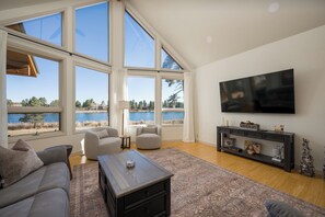 Smart TV - Lakefront! Unique 3 Bdrm Pagosa Springs Home! (Pagosa Springs)