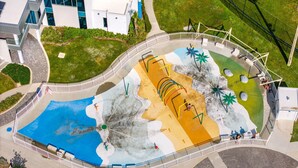 Ovenfra set et vandland med pool, rutsjebaner og et afspærret område.