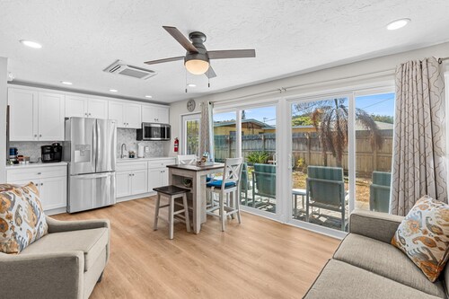 Blastoff Beach House w HUGE Pool, Putting Green...And More!! 4 Blocks to Beach.