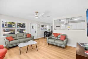 Smart TV - Blastoff Beach House w HUGE Pool, Putting Green...And More!! 4 Blocks to Beach. (Cape Canaveral)