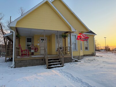 World Cup Ready-Tailgate Central-3 bed 2 bath house with Pardio and Golden Tee!