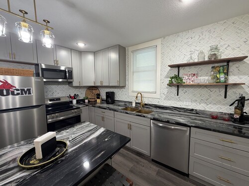 World Cup Ready-Tailgate Central-3 bed 2 bath house with Pardio and Golden Tee!