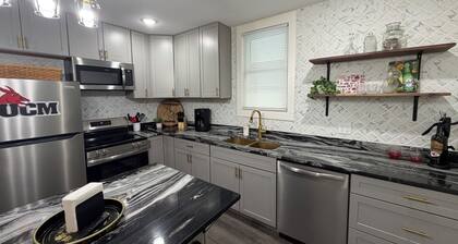 World Cup Ready-Tailgate Central-3 bed 2 bath house with Pardio and Golden Tee!