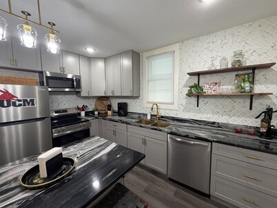 World Cup Ready-Tailgate Central-3 bed 2 bath house with Pardio and Golden Tee!