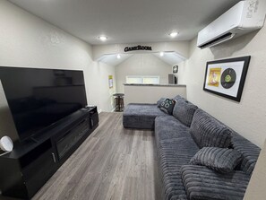 TV, fireplace - World Cup Ready-Tailgate Central-3 bed 2 bath house with Pardio and Golden Tee! (Warrensburg)