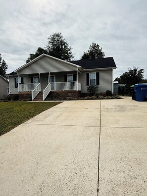 Exterior - Wonderful 3-bedroom, 2-bathroom house in charming Elon (Elon)