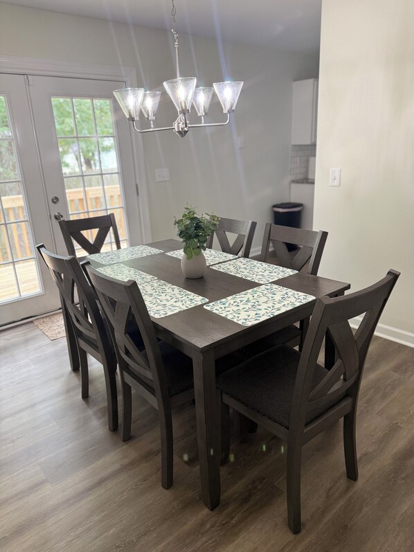 Dining - Wonderful 3-bedroom, 2-bathroom house in charming Elon (Elon)