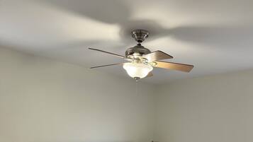 Fer et planche à repasser, accès à Internet, literie fournie