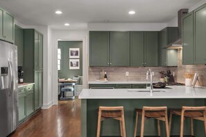 Fridge, microwave, oven, stovetop - The Ridgeline - New Rooftop Retreat Near The Gulch (Nashville)
